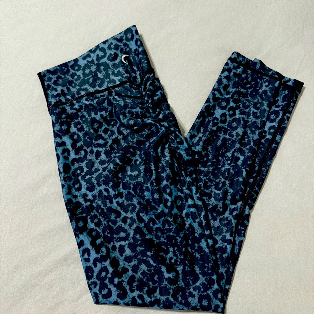 Zyia Scrunchy Butt leggings in black/grey leopard